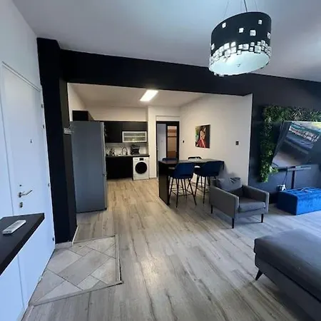 Bluebird In Larnaca Apartment