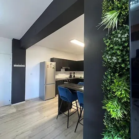 Bluebird In Larnaca Apartment
